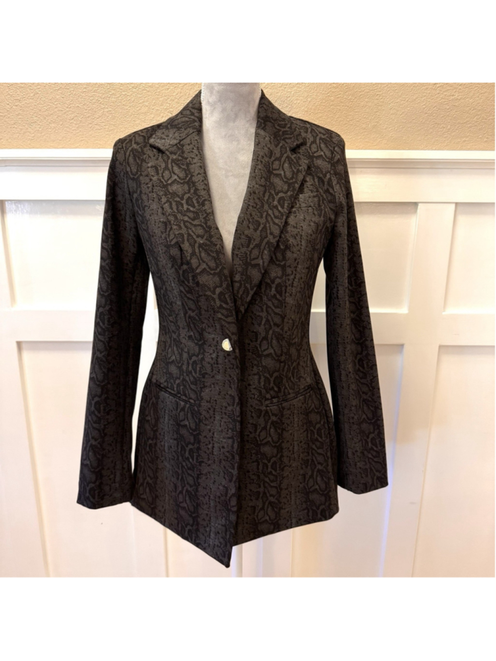 New Calvin Klein Classic Tailored Long Blazer Size:M Snake Skin Print Back Vent